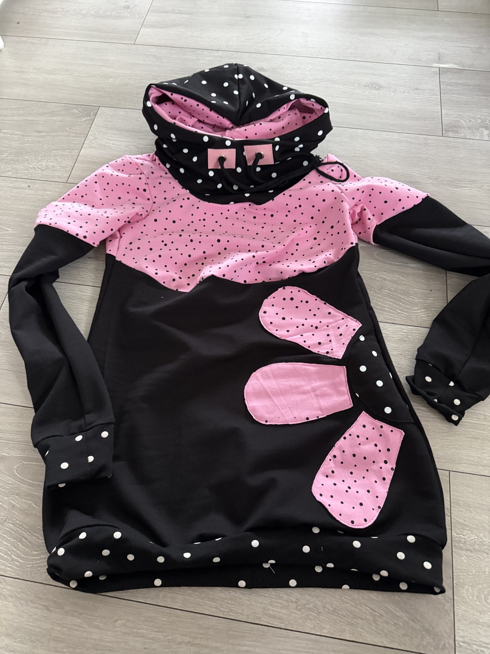 🖤🩷 Cozy Queen – unikatni ženski pulover s kapuco ✨ - slika 2